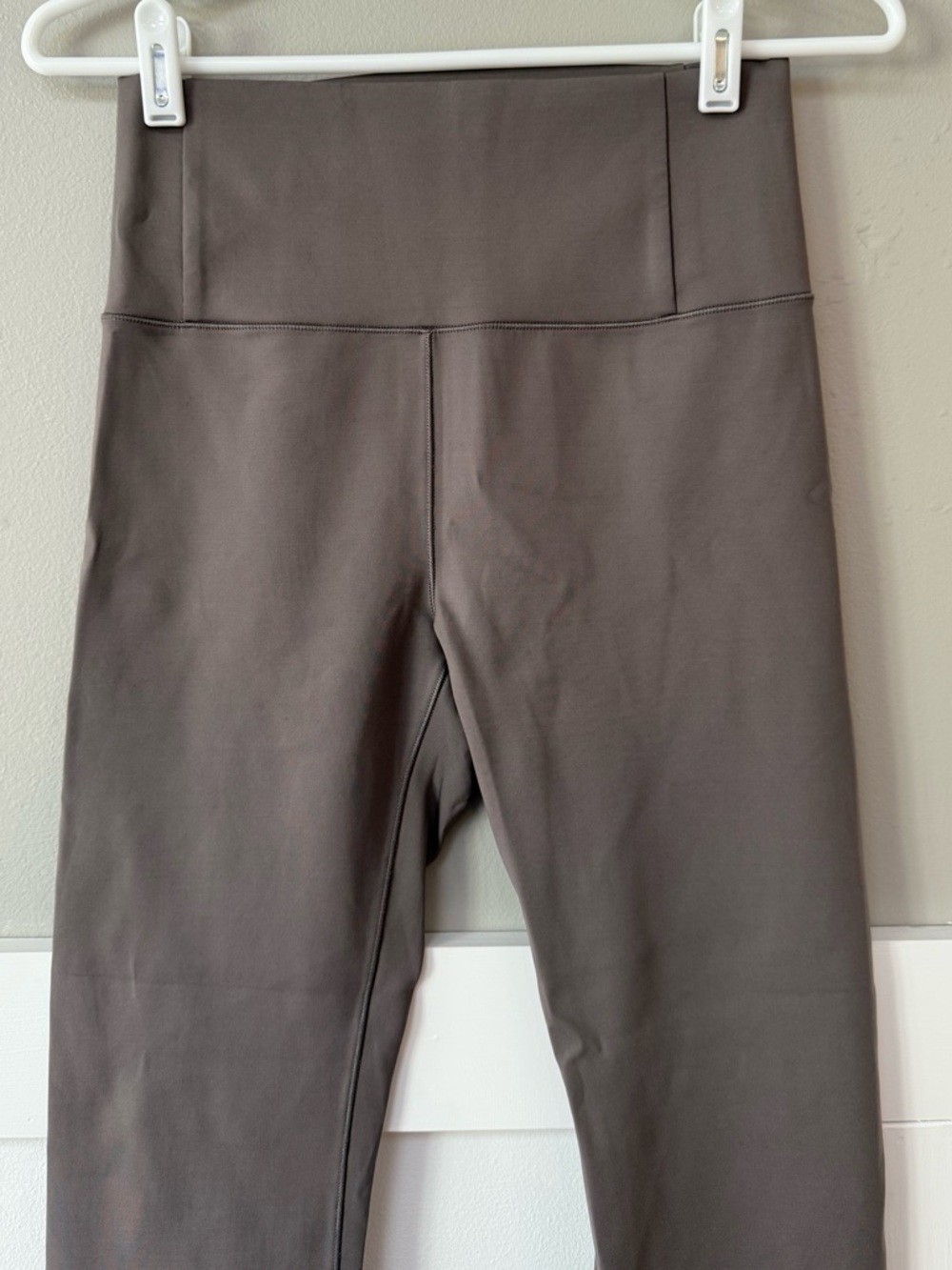Vuori Evolve Legging in Smoke - Picture 6 of 9